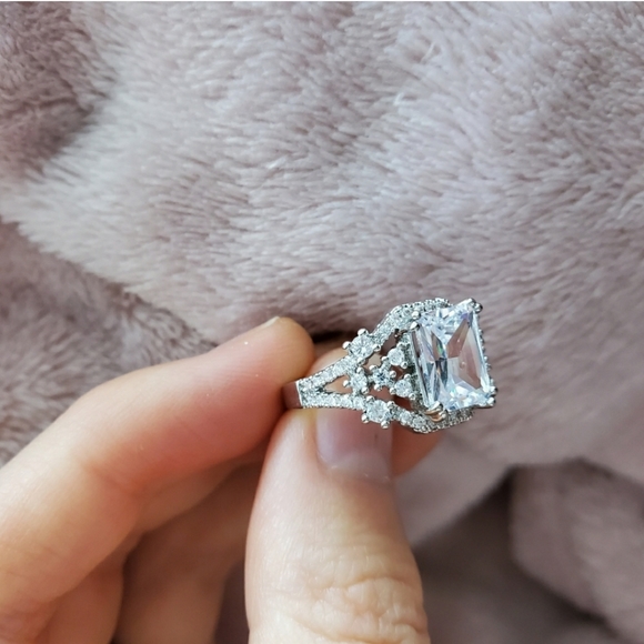 Gorgeous White Topaz Wedding/Engagement Ring - Picture 5 of 8